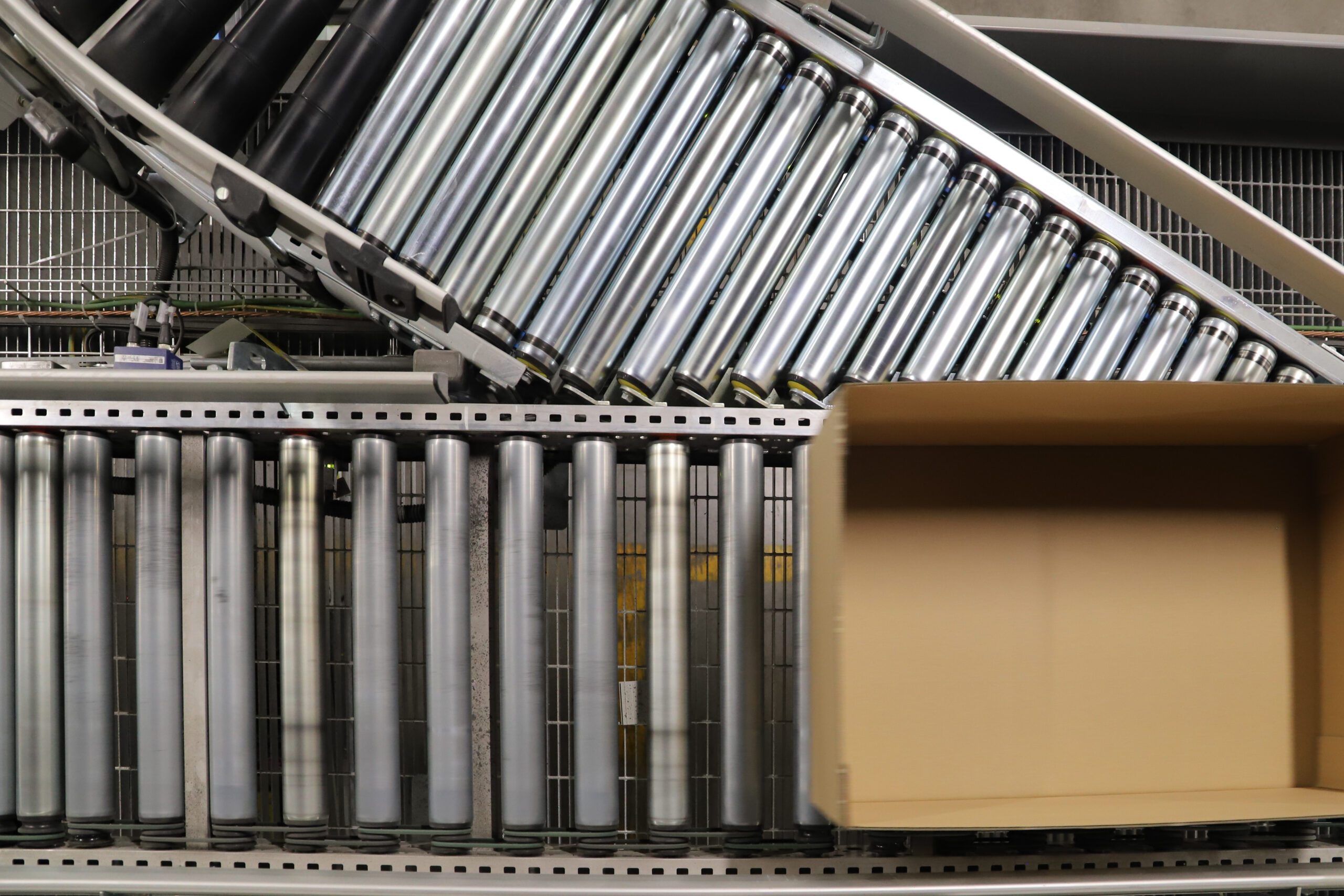 a conveyor belt with rollers